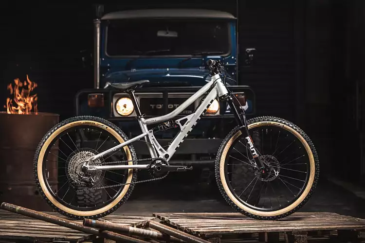 Детский велосипед Early Rider Hellion X24 Raw Aluminium 24